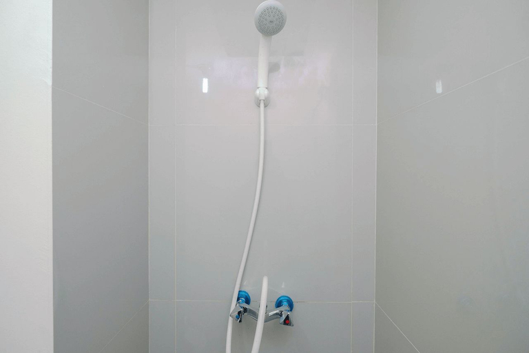 Bathroom 5, Cozy Studio Bogorienze Resort Apartment By Travelio, Bogor