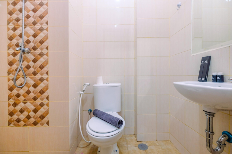 Bathroom 5, Relaxing and Simple Studio at Dave Apartment By Travelio, Depok