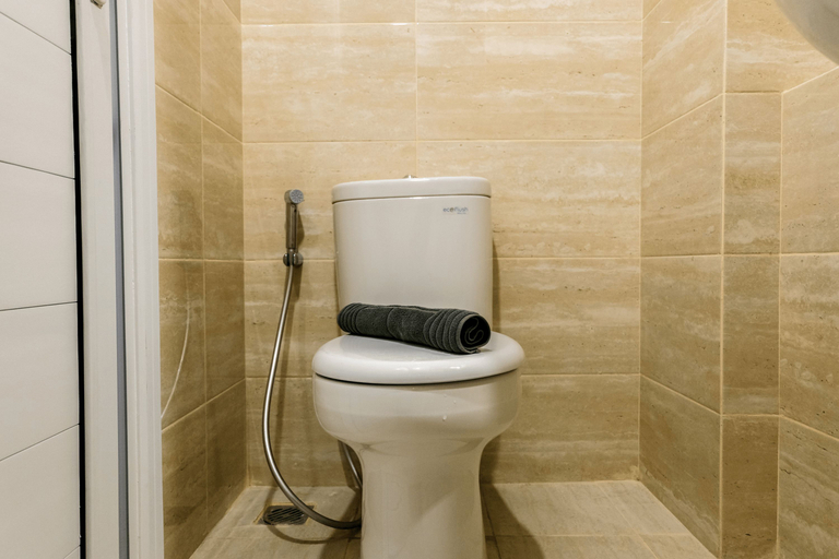 Bathroom 2, Best Price Studio Apartment Springwood Residence By Travelio, Tangerang