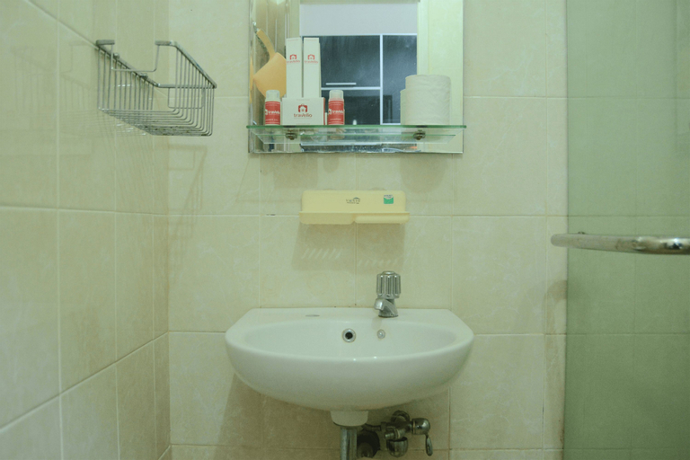 Near Shopping Center 1BR Apartment Cosmo Residence By Travelio, Central Jakarta