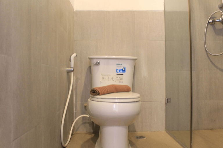 Bathroom 5, Homey and Warm 3BR Apartment at Ambassade Residences By Travelio, Jakarta Selatan