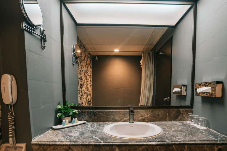 Bathroom 4, Aspira Grand Regency Sukhumvit 22 (Terminal), Khlong Toey