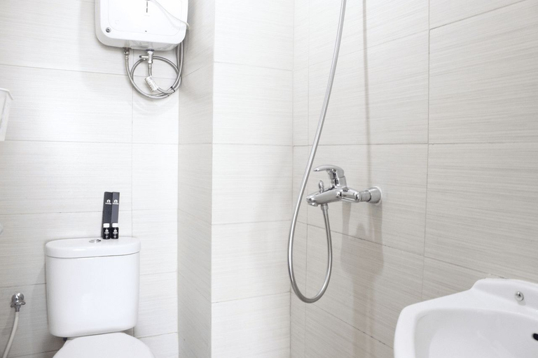 Bathroom 5, Cozy & Trendy Studio at Gateway Pasteur Apartment By Travelio, Bandung