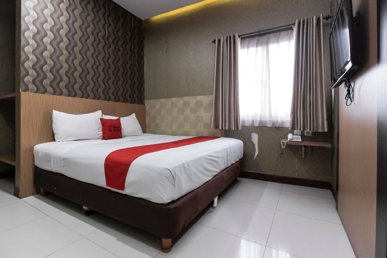 Bedroom 1, RedDoorz Plus @ Tuparev Cirebon, Cirebon