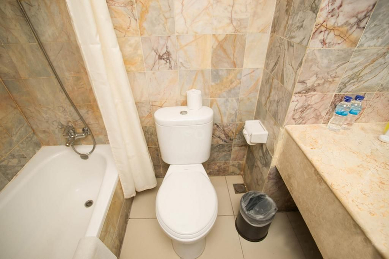 Bathroom 5, Maharani Beach Hotel Kuta, Badung