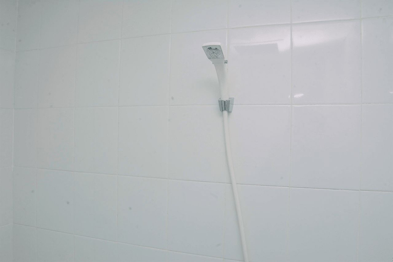 Bathroom 5, 2BR Bassura City Apartment with Nice Interior Design By Travelio, Jakarta Timur