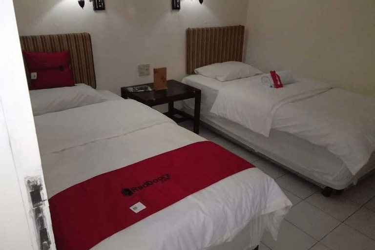 Bedroom 5, RedDoorz near Lokawisata Baturaden 2, Banyumas