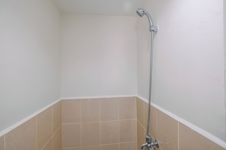 Bathroom 3, Comfy and Stylish Studio Podomoro Golf View Apartment By Travelio, Depok