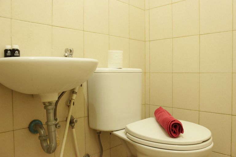 Bathroom 2, Homey Studio Room at Tamansari Panoramic Apartment By Travelio, Bandung