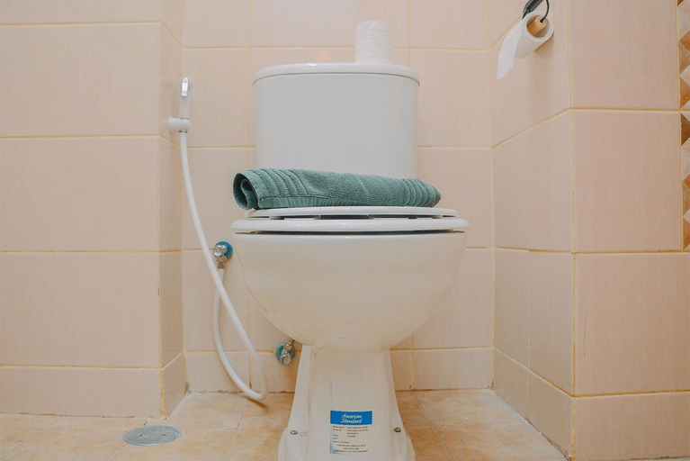 Bathroom 5, Stylish and Convinient Studio Dave Apartment By Travelio, Depok