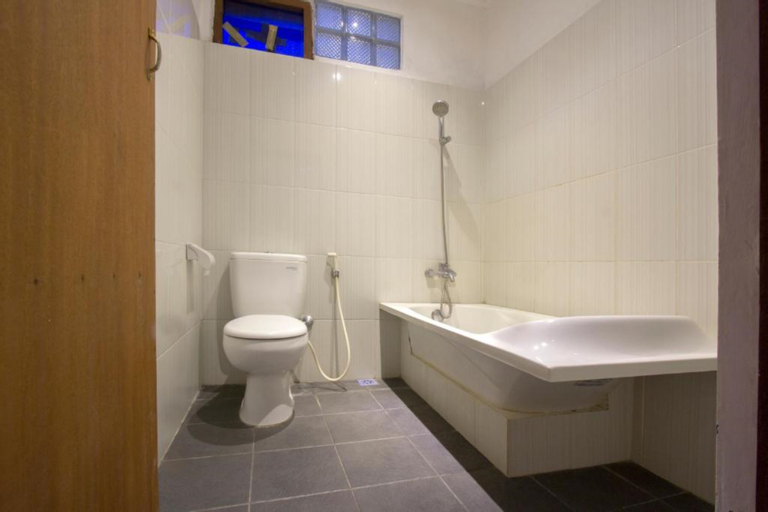 Bathroom 10