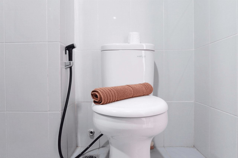 Bathroom 5, Comfy Studio Casa De Parco Apartment By Travelio, Tangerang