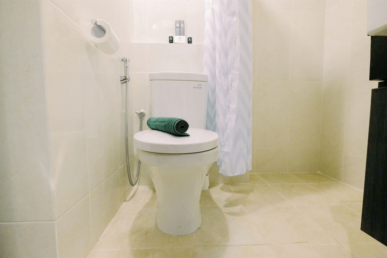 Bathroom 5, Best Price Studio Apartment at Capitol Park Residence By Travelio, Jakarta Pusat