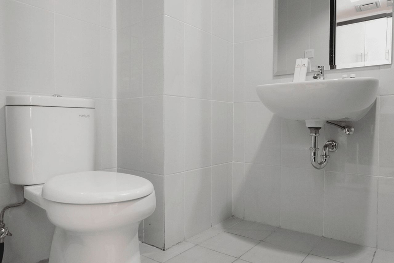 Bathroom 5, Good Compact Studio Casa de Parco Apartment By Travelio, Tangerang