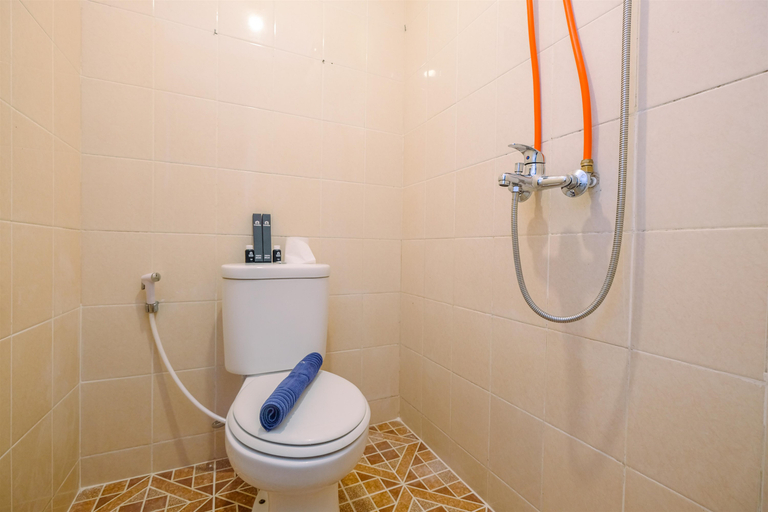 Bathroom 5, Comfy Strategic 2BR at Puri Park View Apartment By Travelio, Jakarta Barat