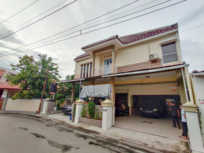 Exterior & Views 2, Ayuning Guest House Syariah Semarang Mitra RedDoorz, Semarang