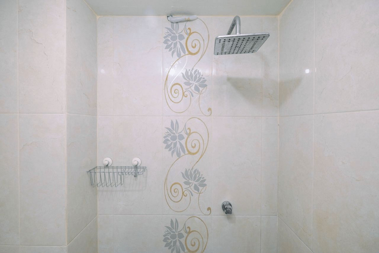 Bathroom 5, Modern and Comfort Stay @ Studio Pakubuwono Terrace Apartment By Travelio, Jakarta Selatan
