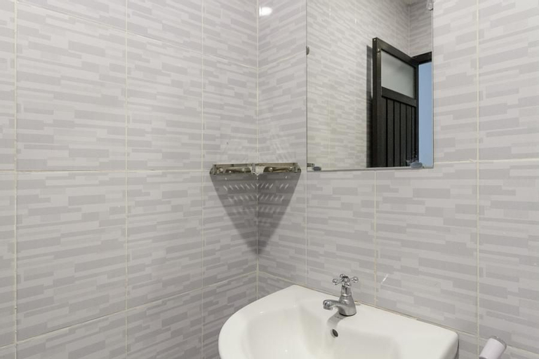 Bedroom 4, RedDoorz near AP Pettarani 3, Makassar