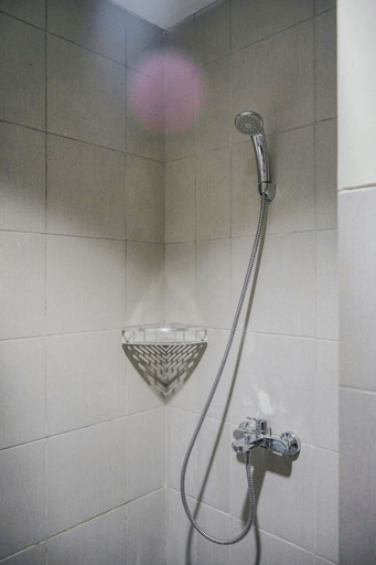 Bathroom 5, Minimalist Studio Bintaro Icon Apartment near British School By Travelio, Tangerang Selatan