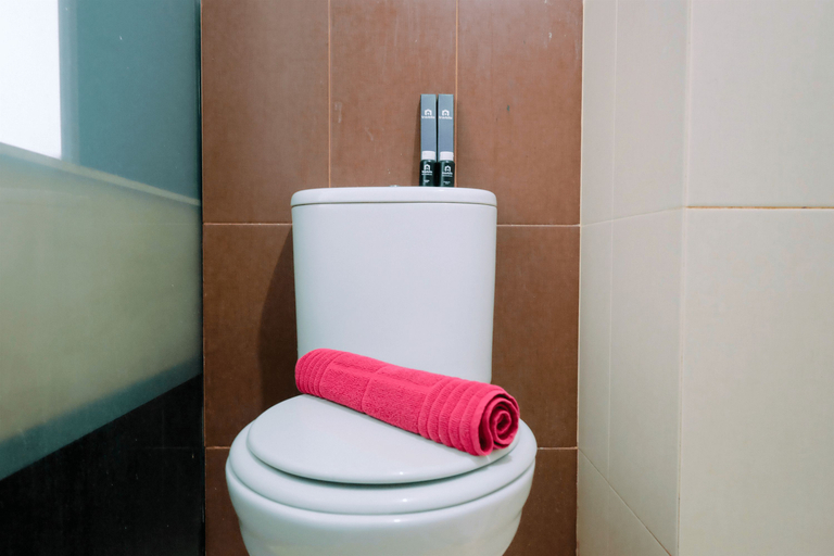 Bathroom 5, Compact Studio Saladin Mansion Apartment By Travelio, Depok