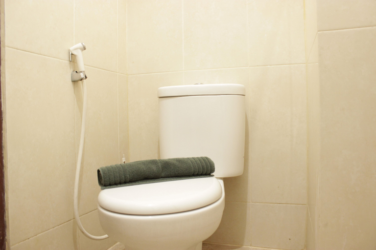 Bathroom 5, Strategic & Comfy Studio at Gateway Cicadas Apartment By Travelio, Bandung