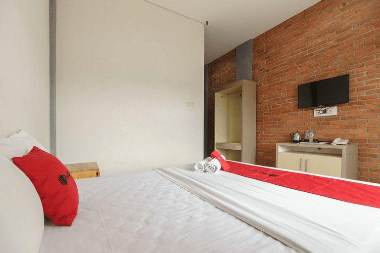 Bedroom 4, RedDoorz Plus @ Hotel Negeri Baru Lodaya Puncak, Bogor