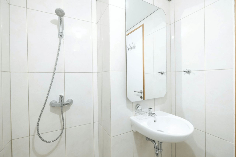 Bathroom 5, Homey Studio Room The Nest Apartment By Travelio, Tangerang