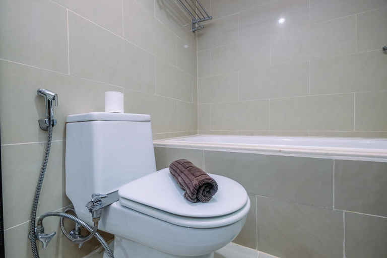 Bathroom 5, Exclusive and Modern 3BR Gandaria Heights Apartment By Travelio, Jakarta Selatan