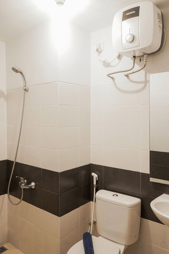 Bathroom 5, Comfy and Minimalist Studio Apartment Scientia Residence Tower B By Travelio, Tangerang