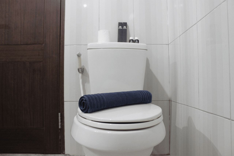Bathroom 5, Affordable Studio Galeri Ciumbuleuit 2 Apartment near Dago By Travelio, Bandung