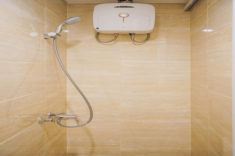Bathroom 5, Cozy and Comfy Studio Springwood Apartment By Travelio, Tangerang