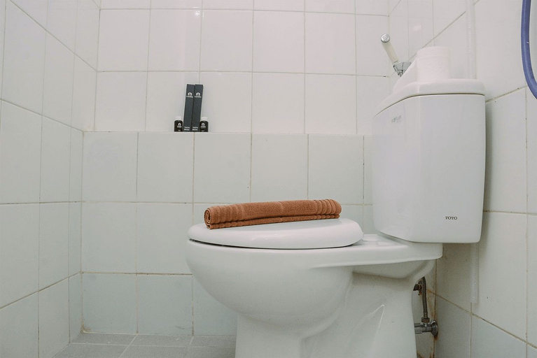 Bathroom 5, Minimalist Design 2BR Apartment Gading Nias Residence By Travelio, North Jakarta