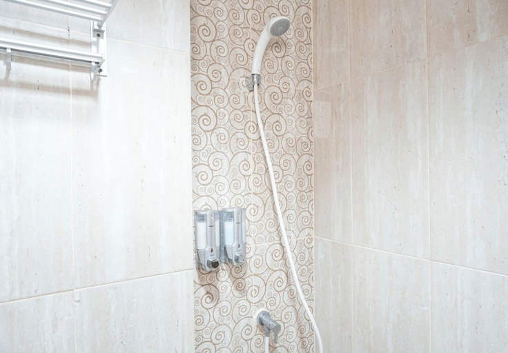 Bathroom 5, Comfortable Studio Apartment at Green Park View By Travelio, Jakarta Barat