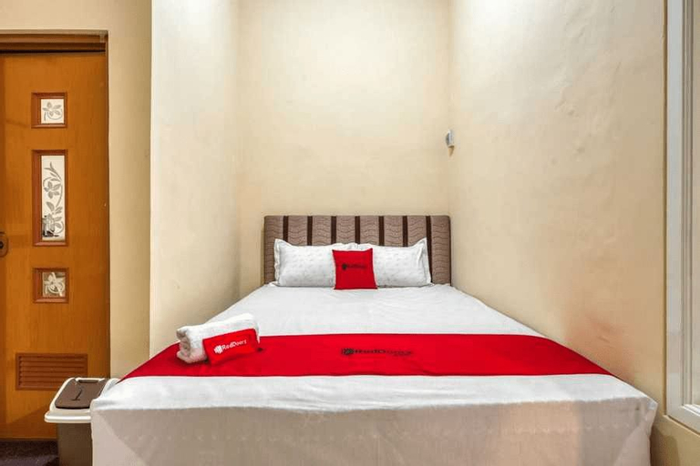 Bedroom 3, RedDoorz Syariah near Kebon Rojo Park Blitar, Blitar