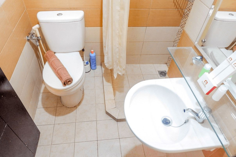 Bathroom 5, Simply Homey 2BR Gardenia Boulevard Apartment By Travelio, Jakarta Selatan