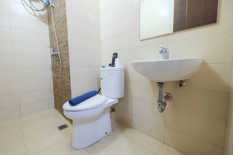 Bathroom 5, Comfortable 2BR Sky Terrace Apartment By Travelio, West Jakarta
