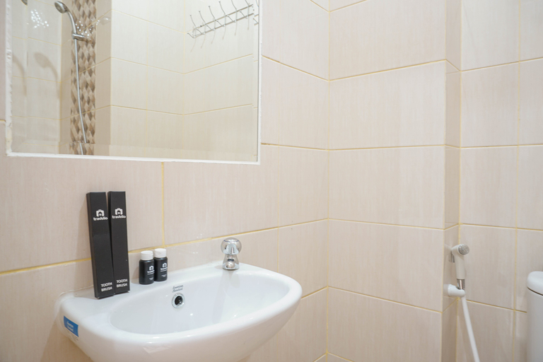 Bathroom, Comfy and Minimalist Studio Dave Apartment near Universitas Indonesia By Travelio, Depok
