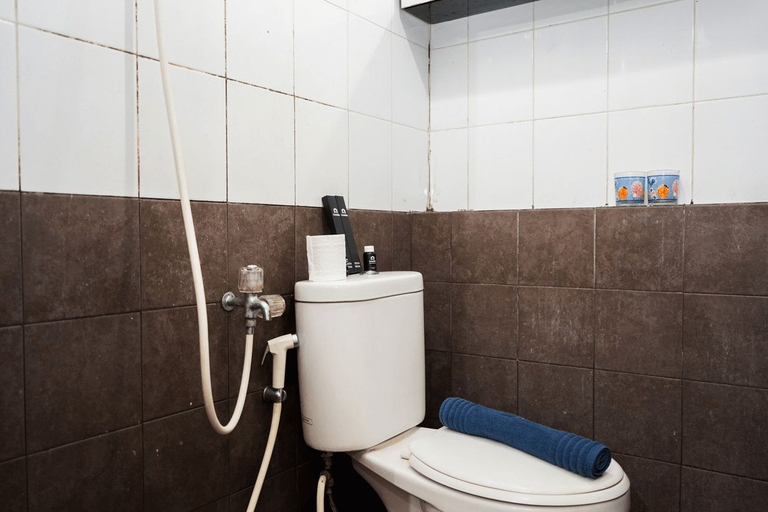 Bathroom 5, Comfy and Clean 2BR Green Pramuka Apartment By Travelio, Jakarta Pusat