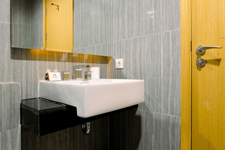 Homey Studio Room at Capitol Suites By Travelio, Central Jakarta