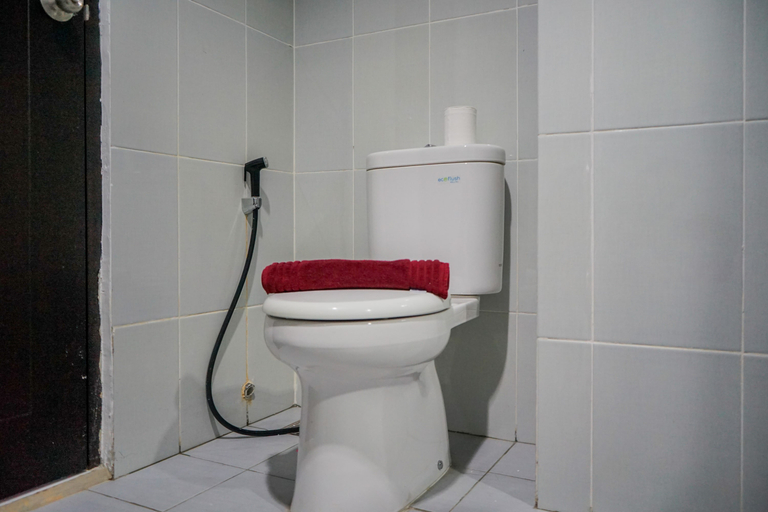 Bathroom 5, Modern and Tranquil 1BR @ Casa De Parco Apartment By Travelio, Tangerang