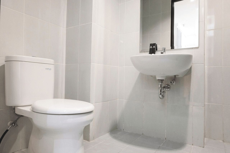Bathroom 5, Cozy 1Bedroom at Casa De Parco Apartment By Travelio, Tangerang