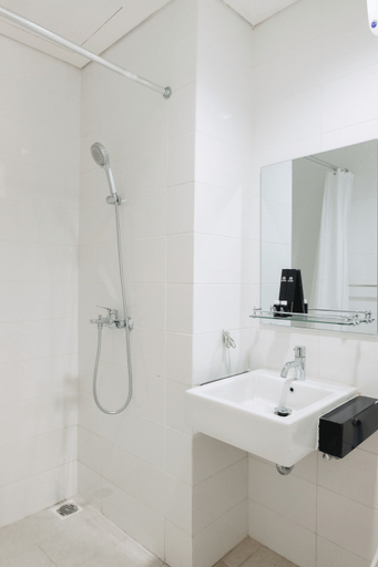 Bathroom 5, Modern City View Studio Apartment at Tuscany Residences By Travelio, South Tangerang