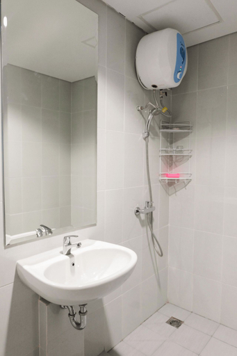 Bathroom 5, Comfortable and Spacious Studio Casa De Parco Apartment By Travelio, Tangerang