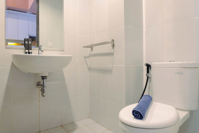Bathroom 3, Cozy Studio at Casa De Parco Apartment By Travelio, Tangerang