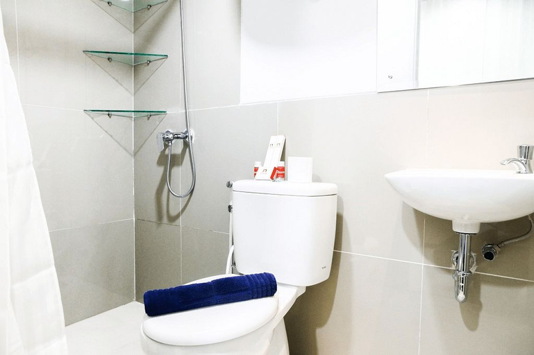 Bathroom 5, Nice View Studio at Azalea Suites Apartment By Travelio, Cikarang