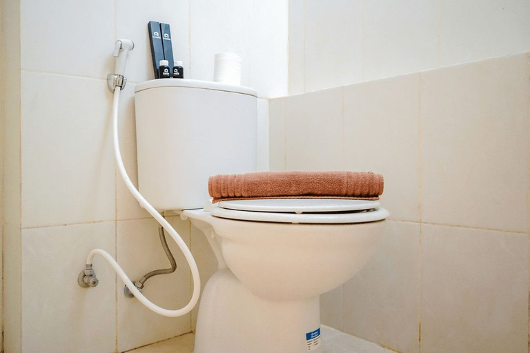 Bathroom 5, Minimalist and Comfy Studio Green Lake View Apartment By Travelio, South Tangerang