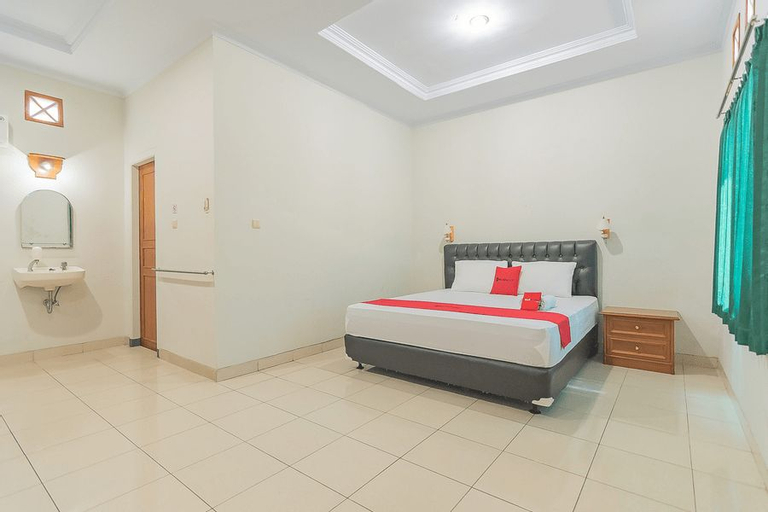 Bedroom 1, RedDoorz @ Pemuda Street Cirebon, Cirebon
