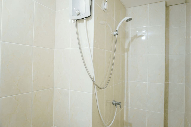 Bathroom 5, Minimalist and Warm 2BR M-Town Apartment By Travelio, Tangerang