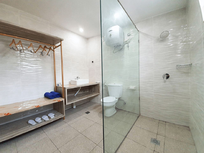 Bathroom 5, Sanur Agung Suite, Denpasar