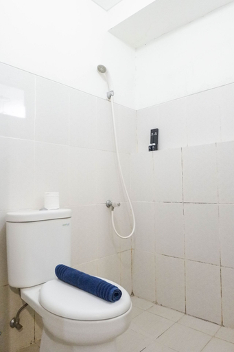 Bathroom 5, Lavish 2BR Apartment at Educity Pakuwon By Travelio, Surabaya